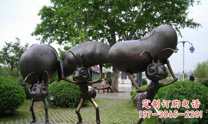 广州蚂蚁之美搬运粮食的公园铜雕