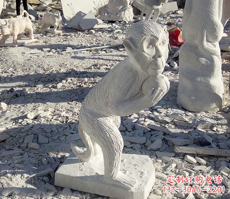 广州抱桃子的猴子石雕系列传承古老文化，让爱活跃起来