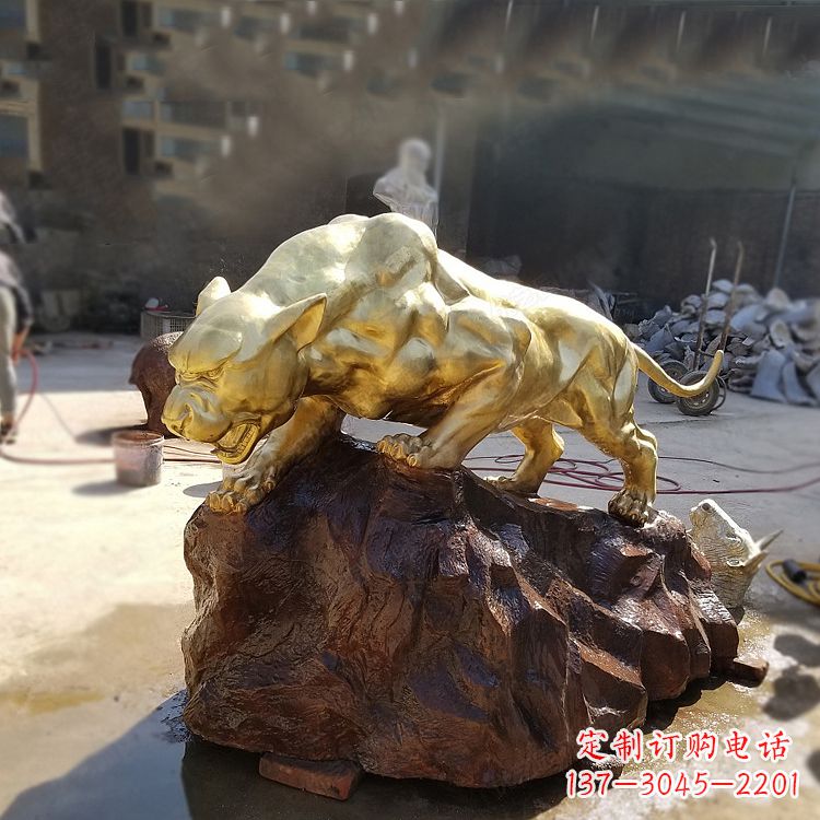 广州铸铜雕刻的豹子公园景区情景动物雕塑