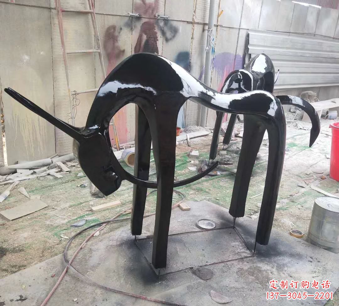 广州玻璃钢制作的鹿雕塑——装点你的庭院
