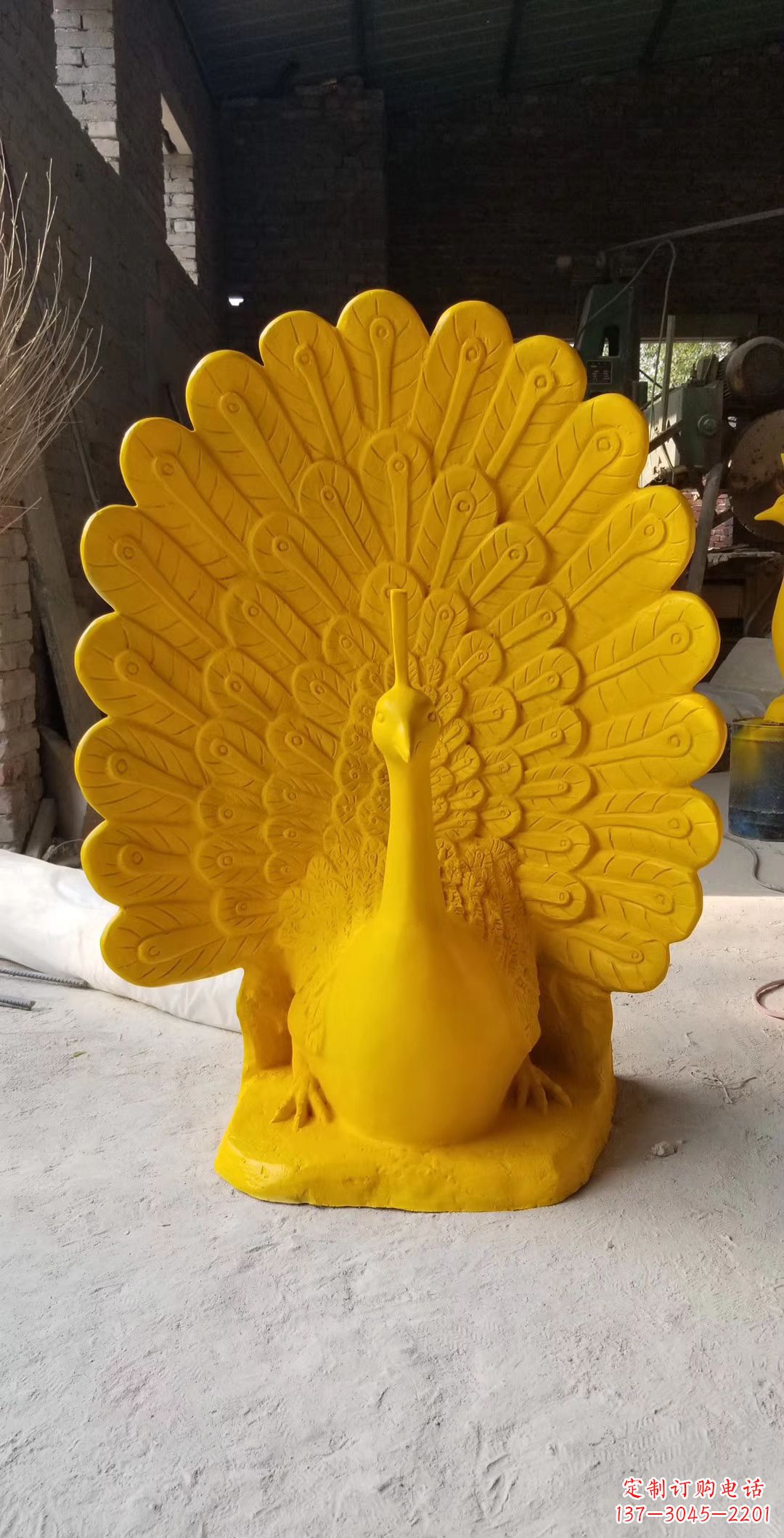 广州玻璃钢制作的孔雀雕塑