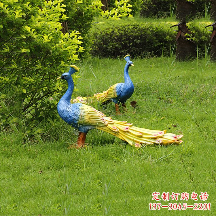 广州玻璃钢孔雀雕塑——艺术点缀公园草坪