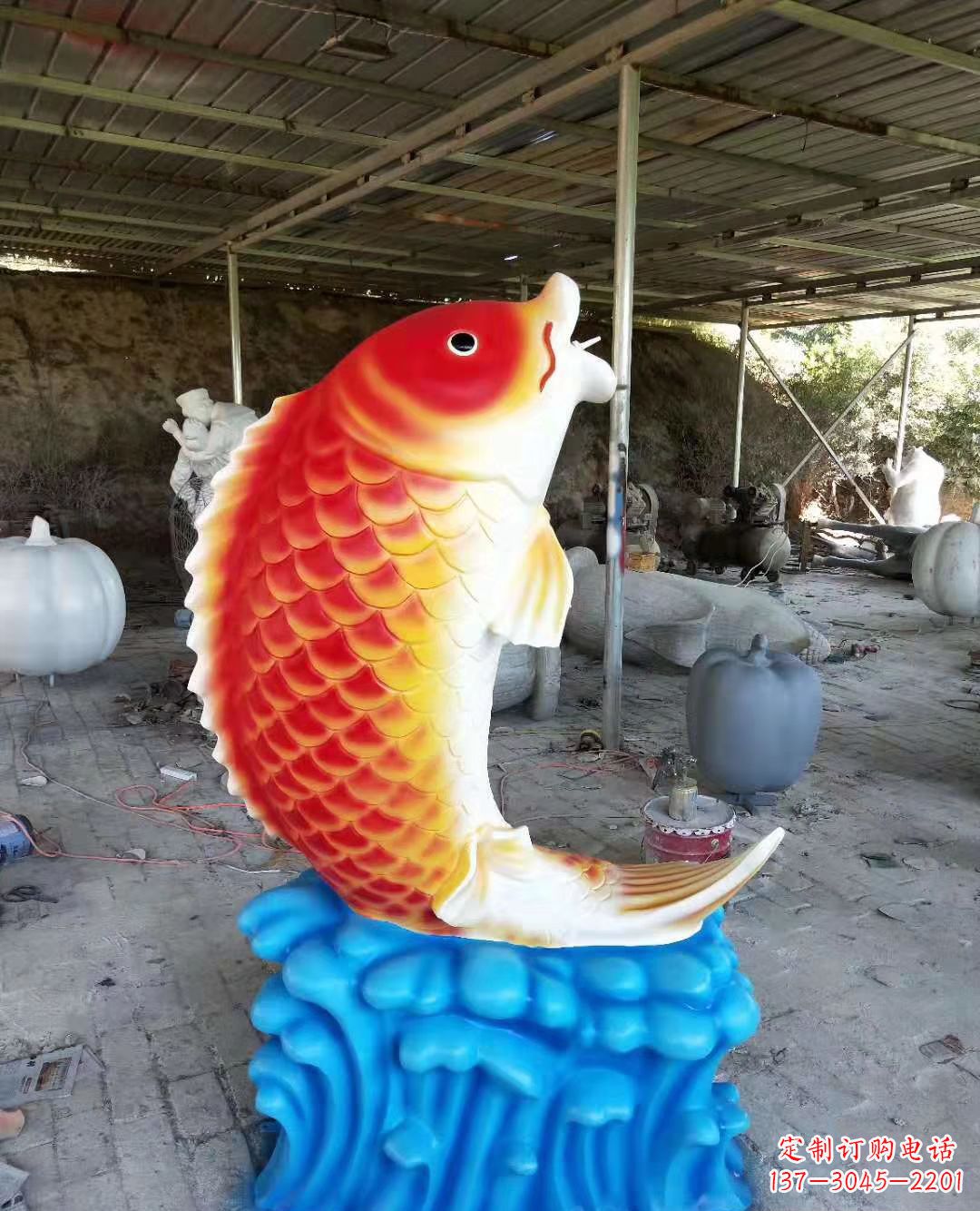 广州玻璃钢制作的精美鲤鱼喷泉雕塑