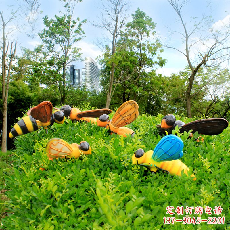 广州公园草丛中的蜜蜂雕塑