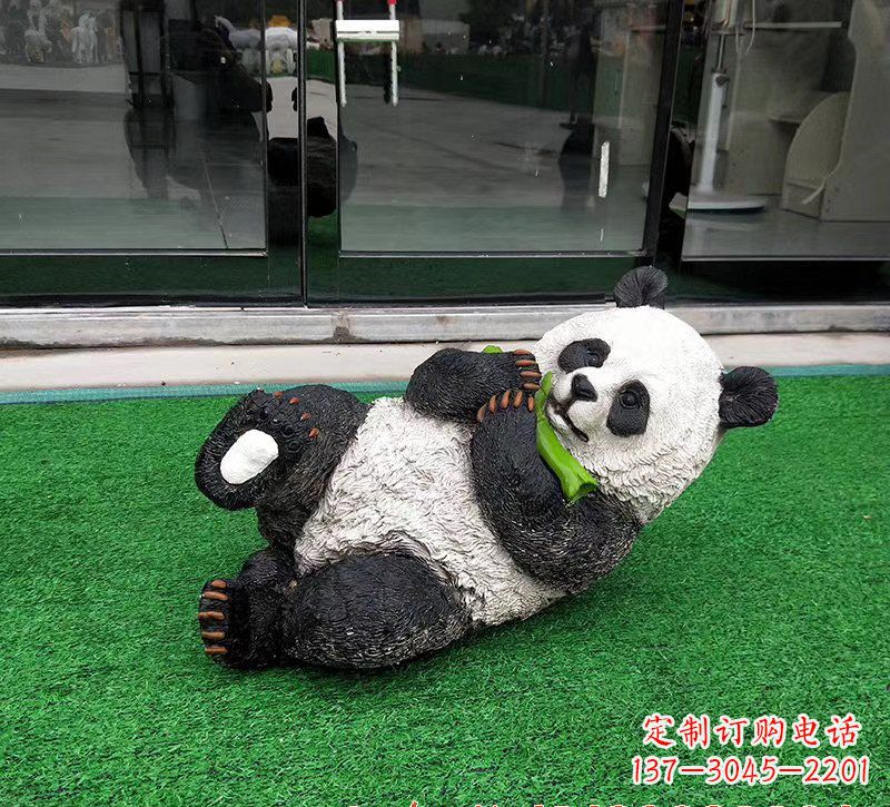 广州玻璃钢熊猫雕塑象征动物保护的艺术品