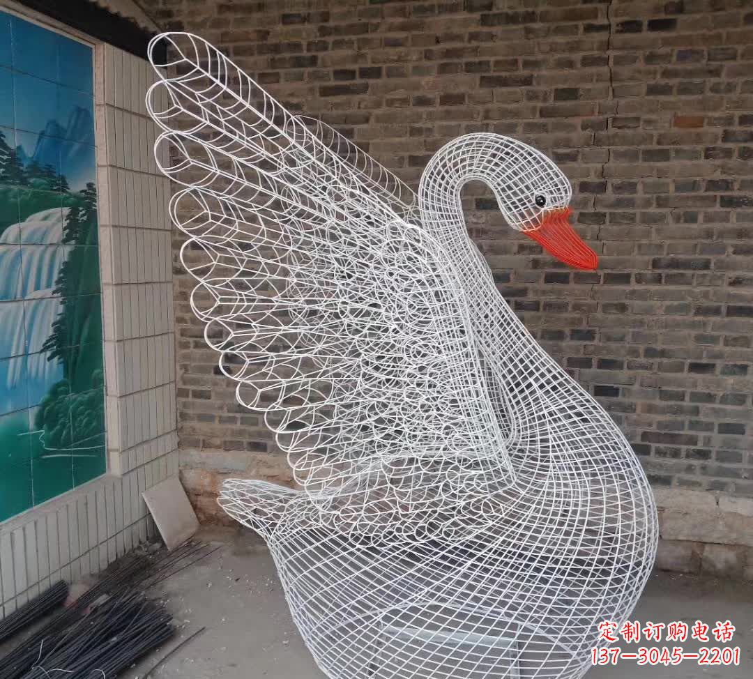 广州不锈钢制天鹅雕塑象征着和谐与美好