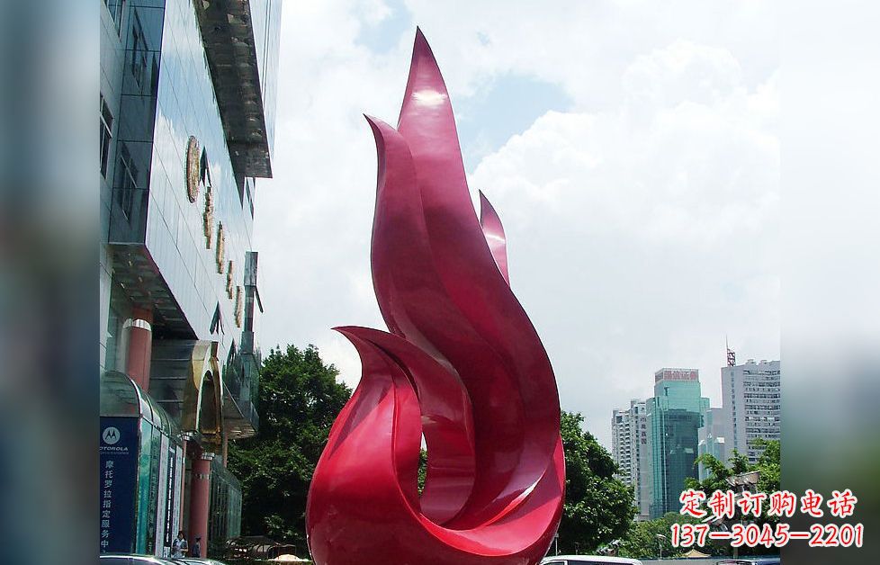 广州孔雀广场的不锈钢雕塑