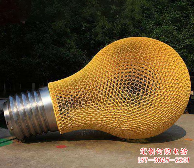 广州不锈钢灯泡雕塑灯光下的美丽