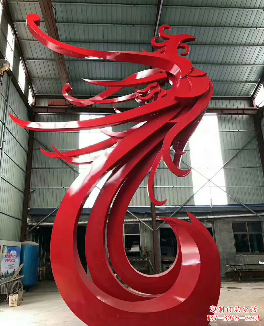 广州不锈钢凤凰雕塑象征着新生的力量
