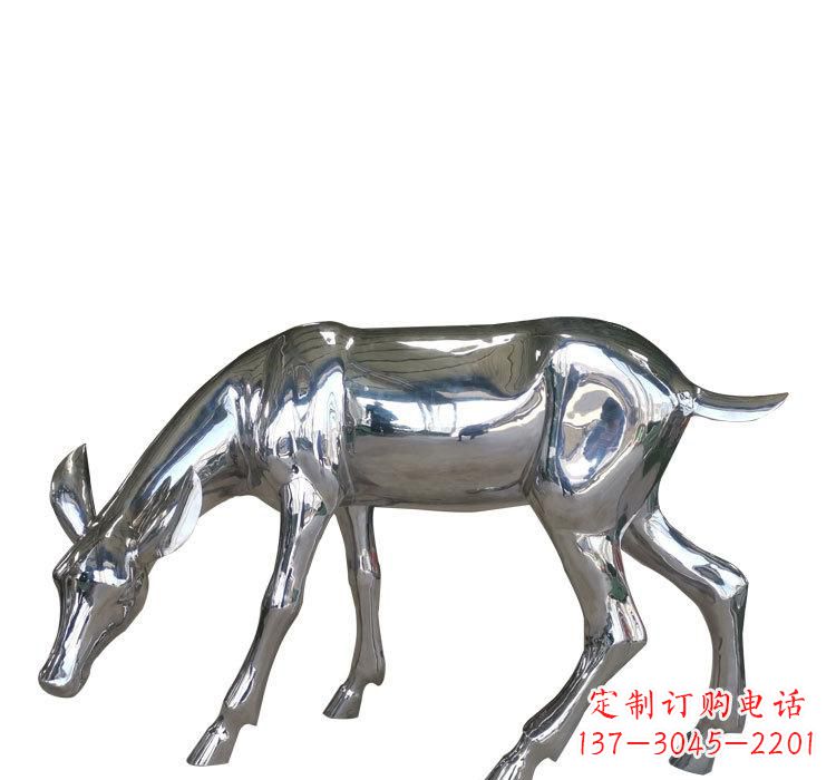广州不锈钢公园草坪上的鹿雕塑——让美景更加完美
