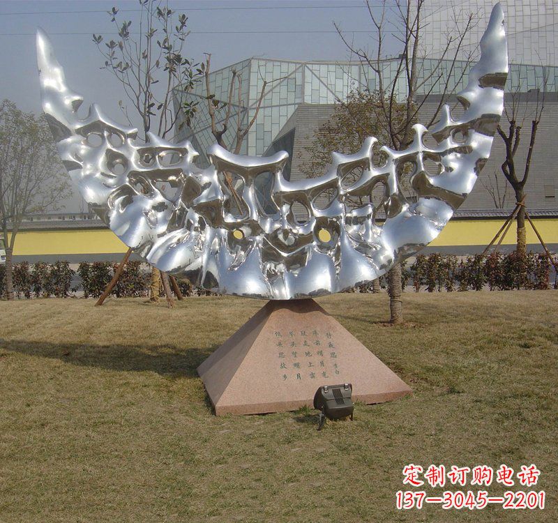 广州不锈钢月亮雕塑象征着无尽的美丽