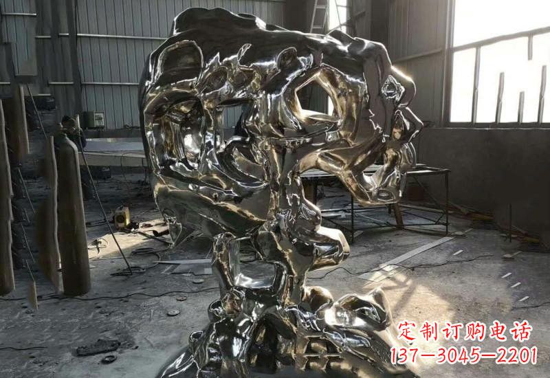 广州太湖石雕塑不锈钢公园的镜面之美