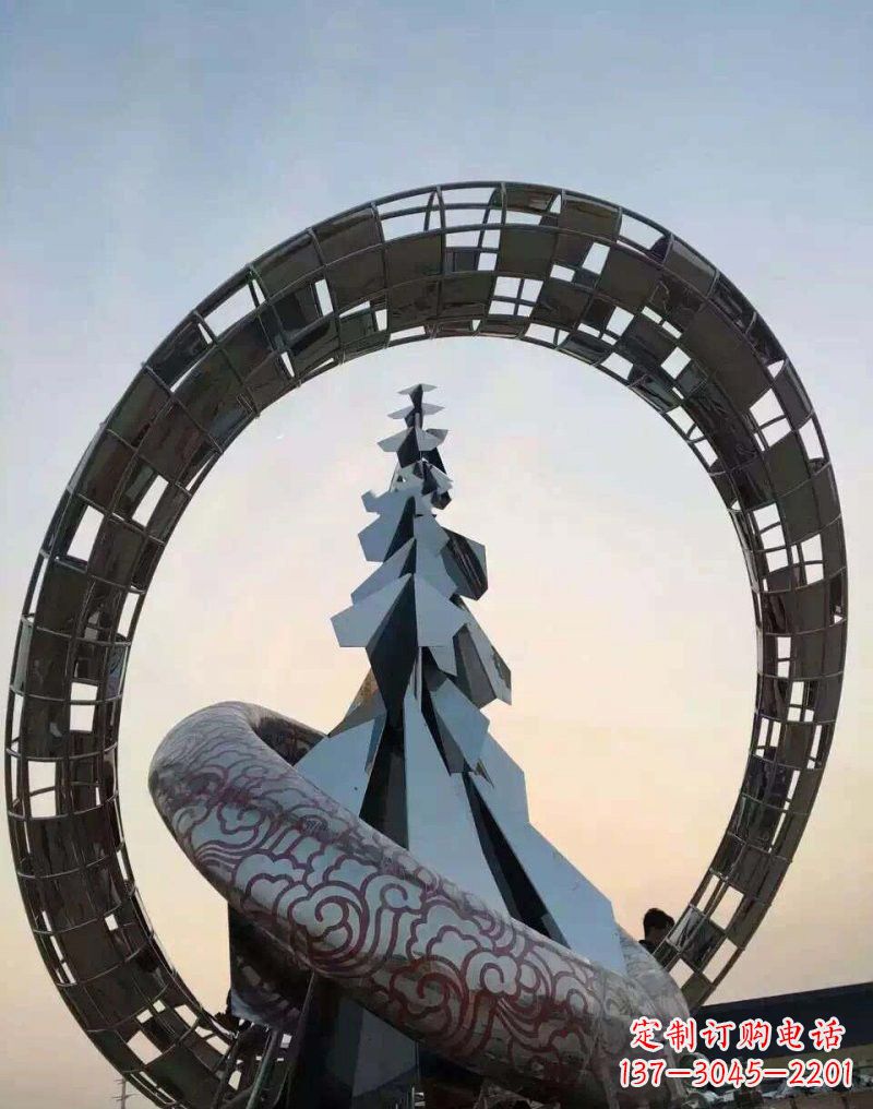 广州不锈钢广场上的松树雕塑