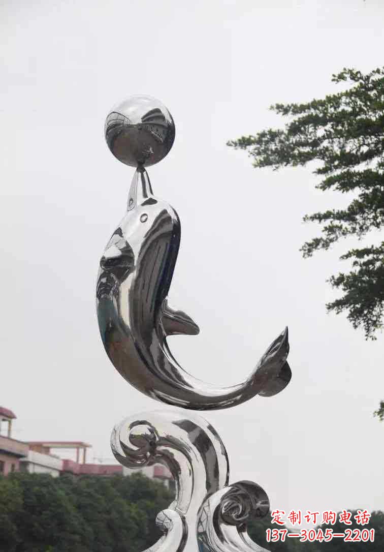 广州海豚雕塑增添不锈钢广场的魅力