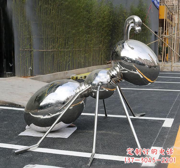 广州不锈钢蚂蚁雕塑——象征力量与智慧