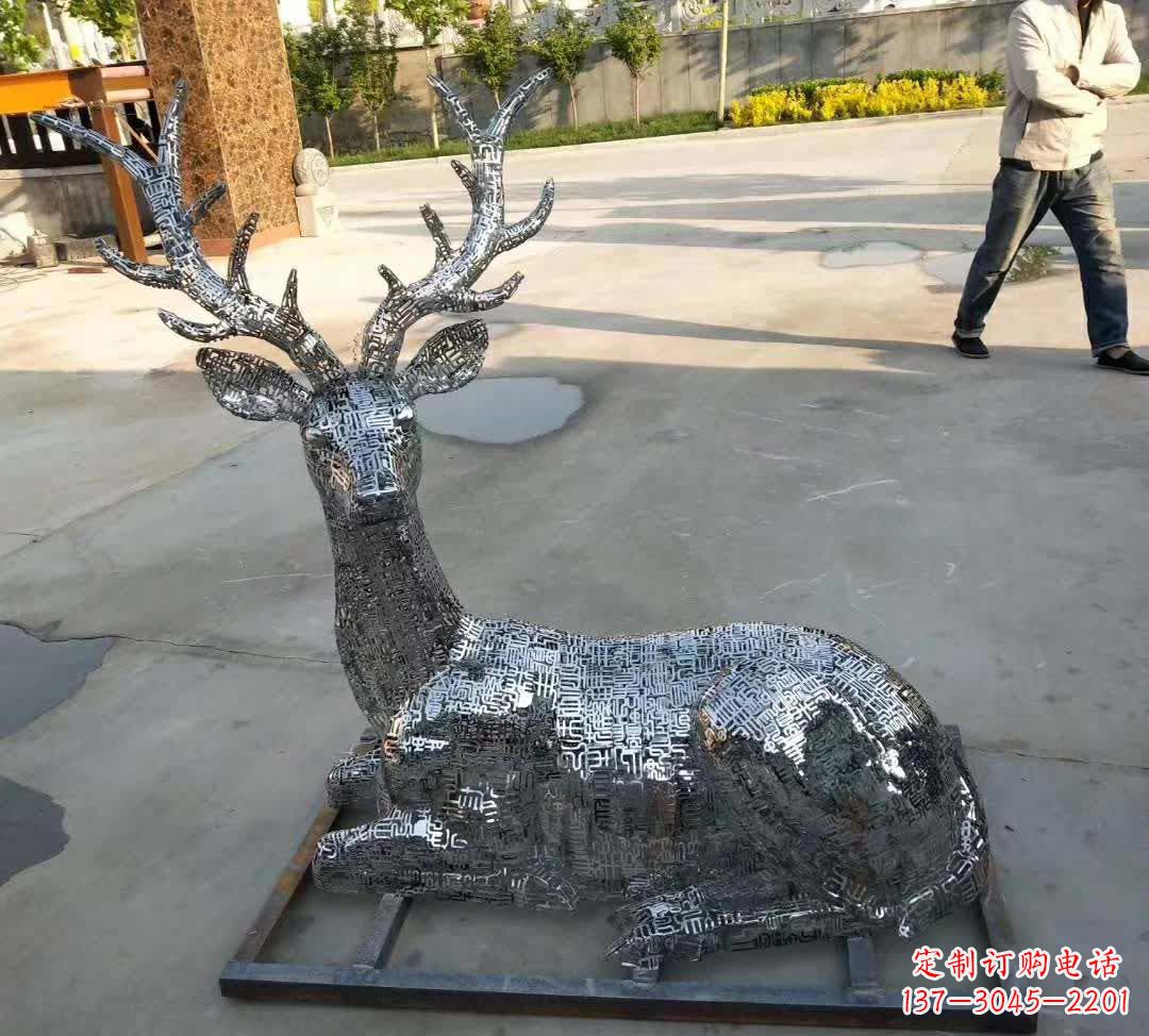广州梅花鹿雕塑点缀不锈钢广场星空