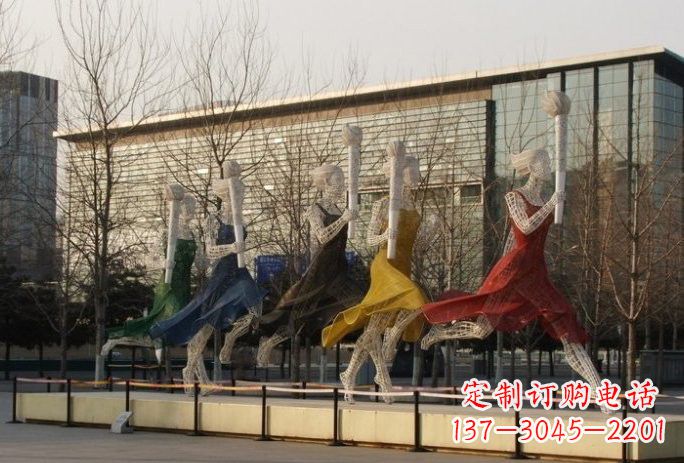 广州不锈钢火炬手雕塑象征着永恒的精神