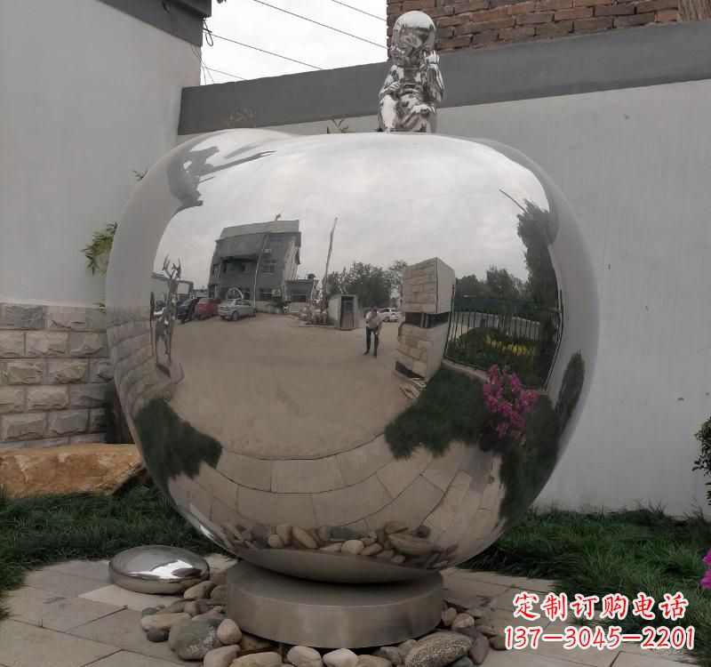 广州不锈钢金色苹果雕塑古典与现代的结合