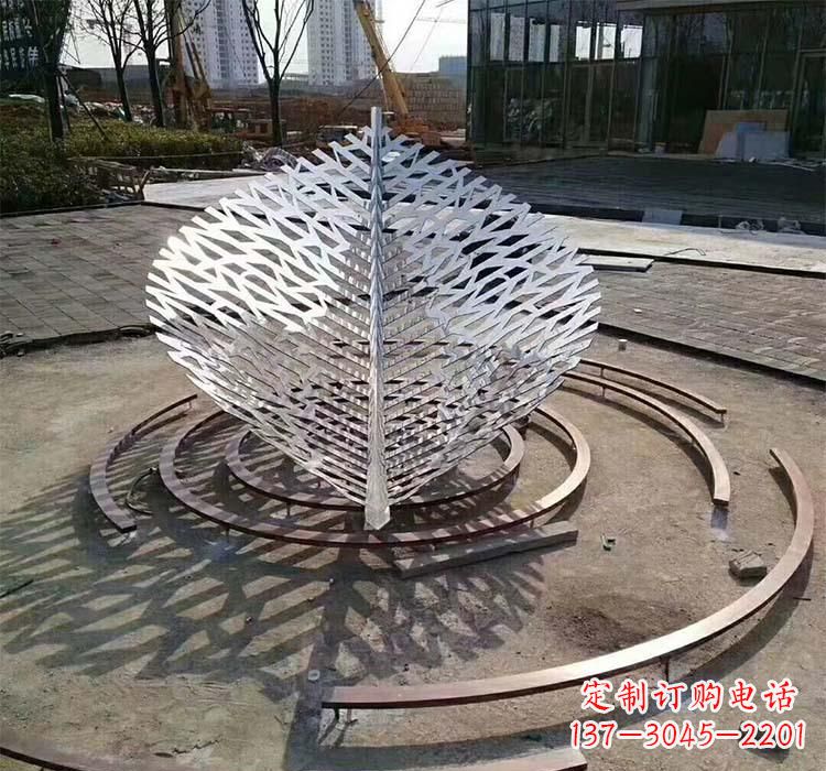 广州不锈钢镂空树叶雕塑——给环境带来美丽