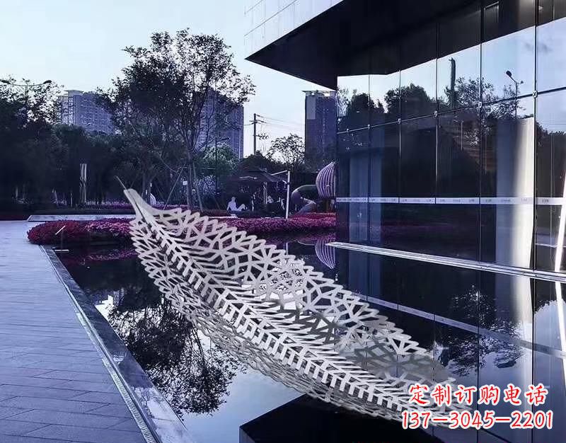 广州不锈钢镂空树叶雕塑——精致美观的艺术精品