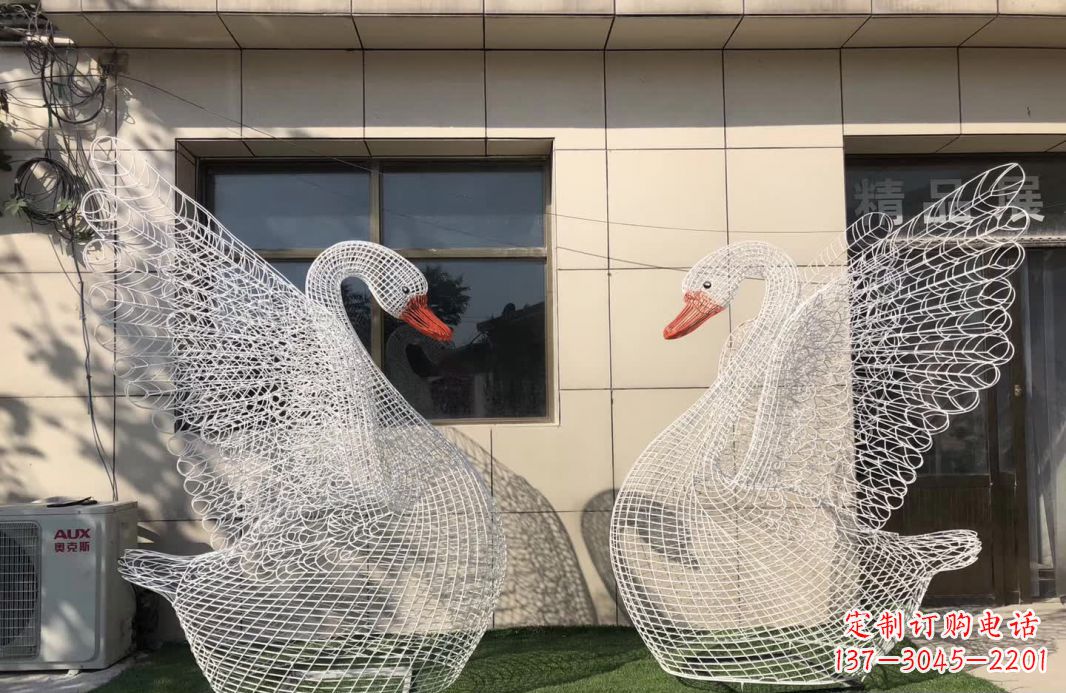 广州不锈钢镂空天鹅雕塑象征着美丽的永恒