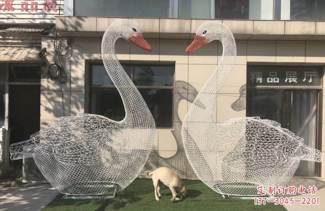 广州不锈钢镂空天鹅雕塑给室外增添美感