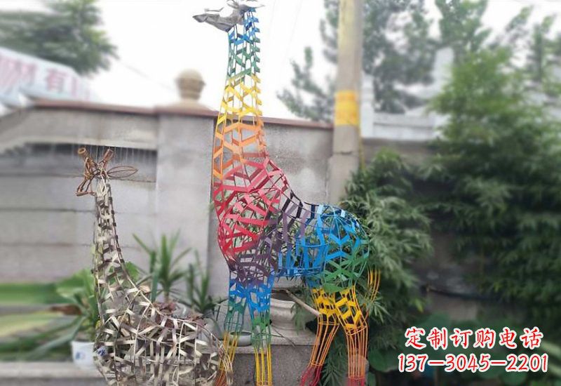 广州长颈鹿雕塑优雅而古典的艺术