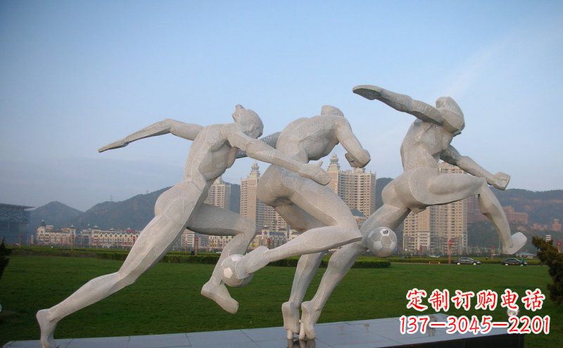 广州足球雕塑给公园景观增色