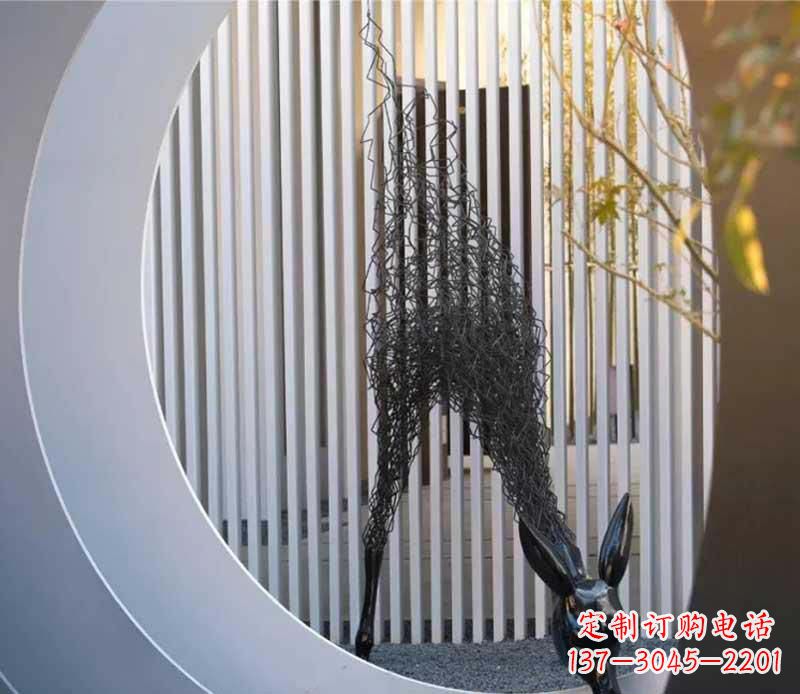 广州不锈钢小区的长颈鹿雕塑