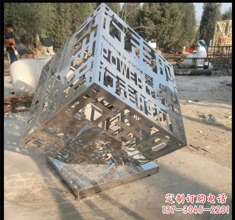 广州不锈钢艺术镂空魔方雕塑给空间带来新的灵感