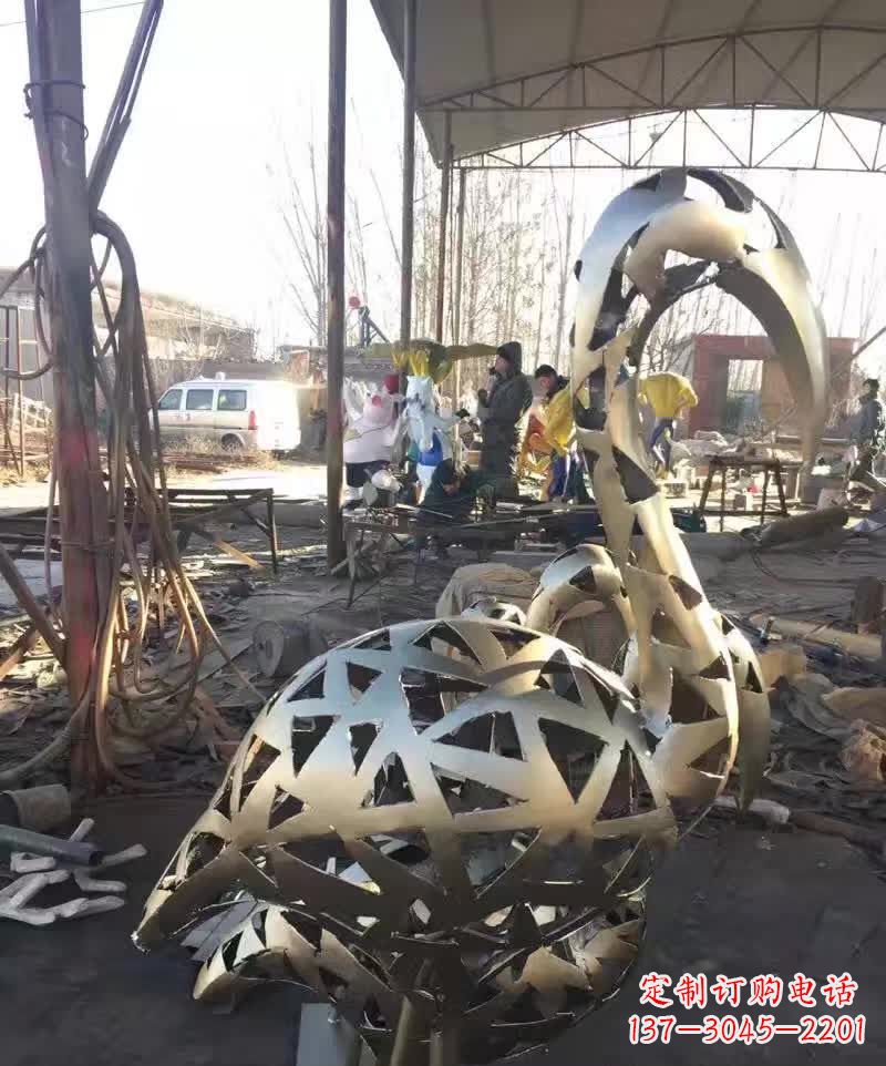 广州不锈钢天鹅雕塑象征着幸福的美好