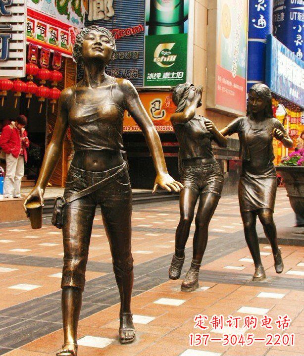 广州步行街逛街的女孩以铜雕的形式永久保存