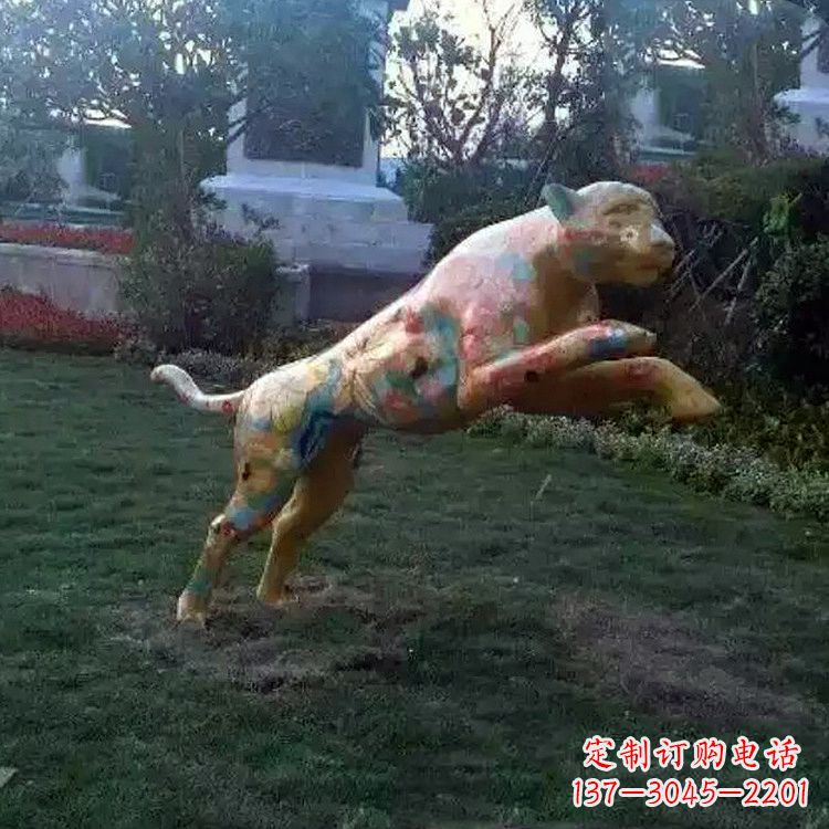 广州彩绘豹子玻璃钢雕塑-草坪绿地动物摆件