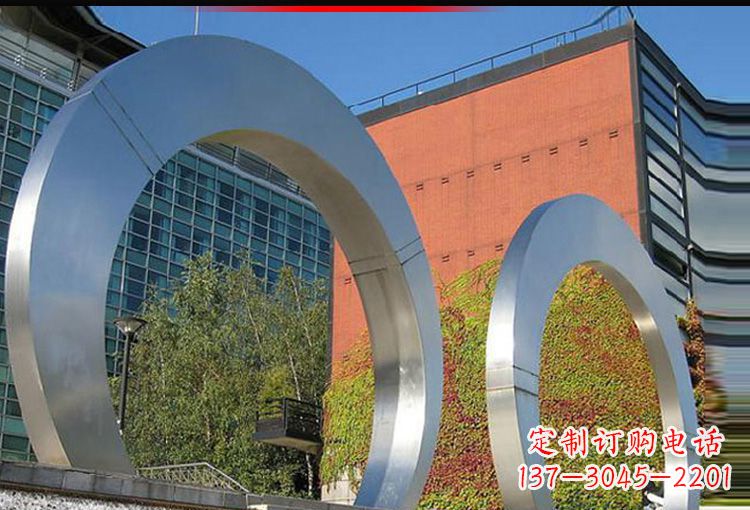 广州城市空间里的不锈钢圆环雕塑