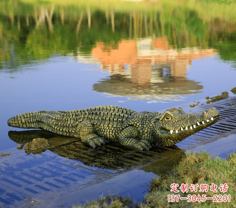 广州池塘水池仿真大鳄鱼雕塑玻璃钢园林水景草丛动物摆件