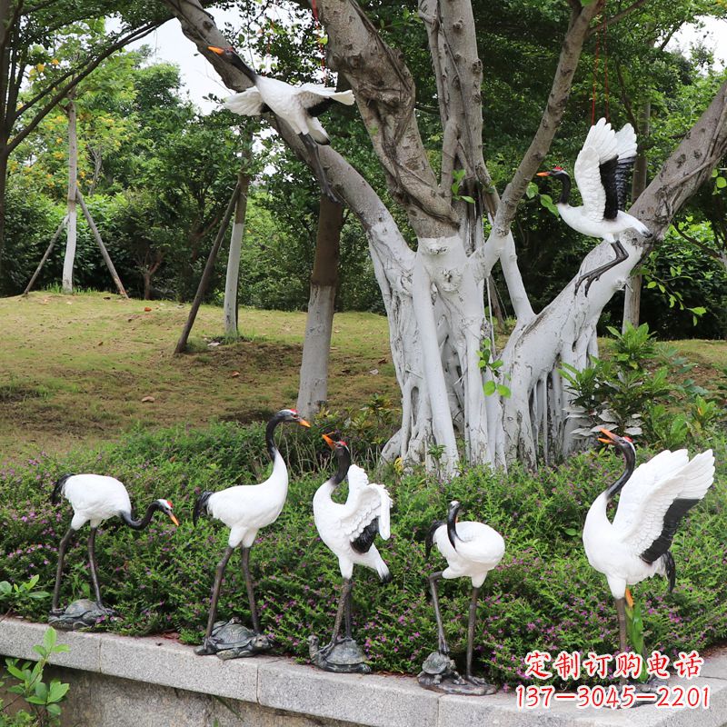 广州池塘中的雕塑仙鹤