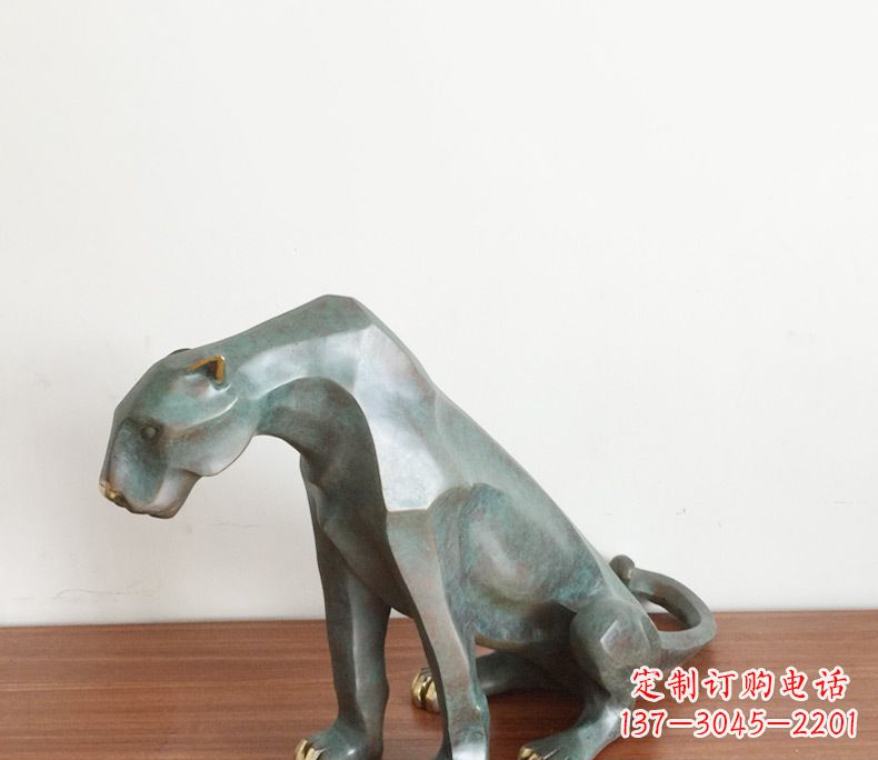 广州绚丽多彩的豹子动物铜雕