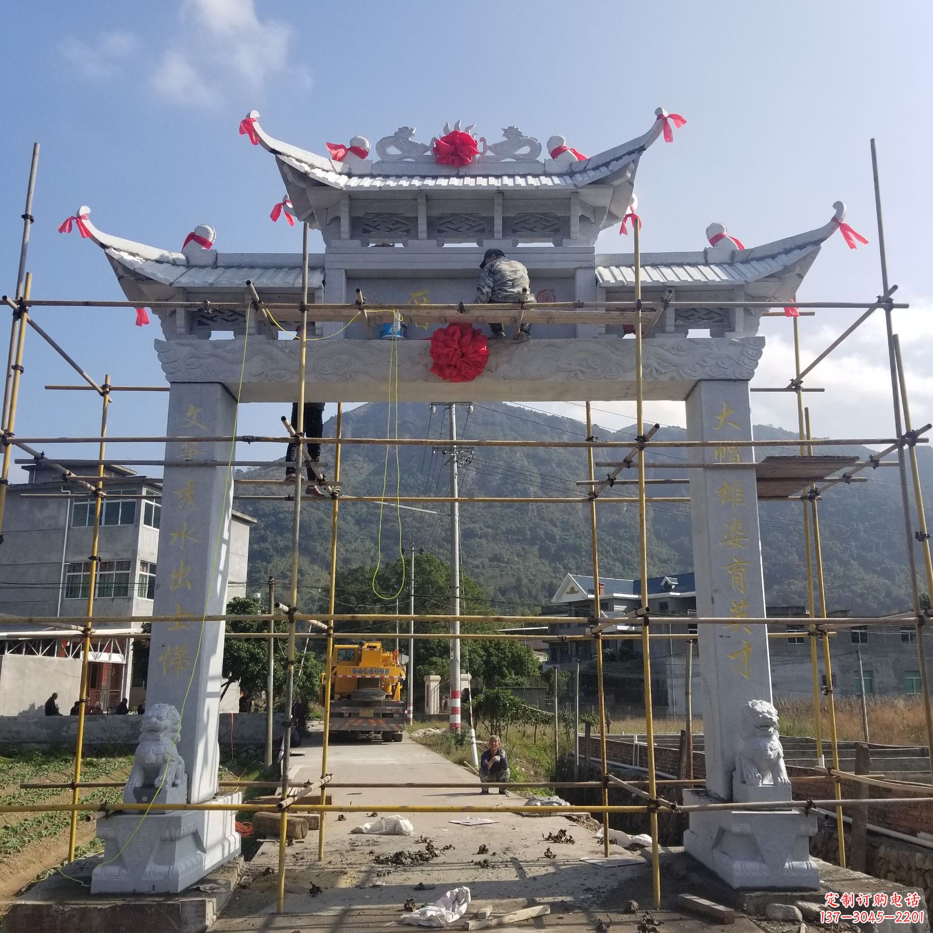 广州精美的牌坊雕塑,点亮村口
