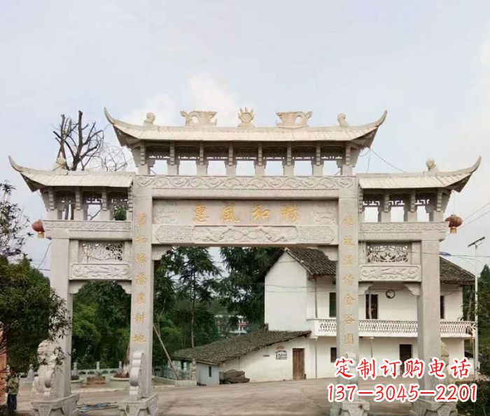 广州村口三门石雕牌楼精美的雕塑杰作
