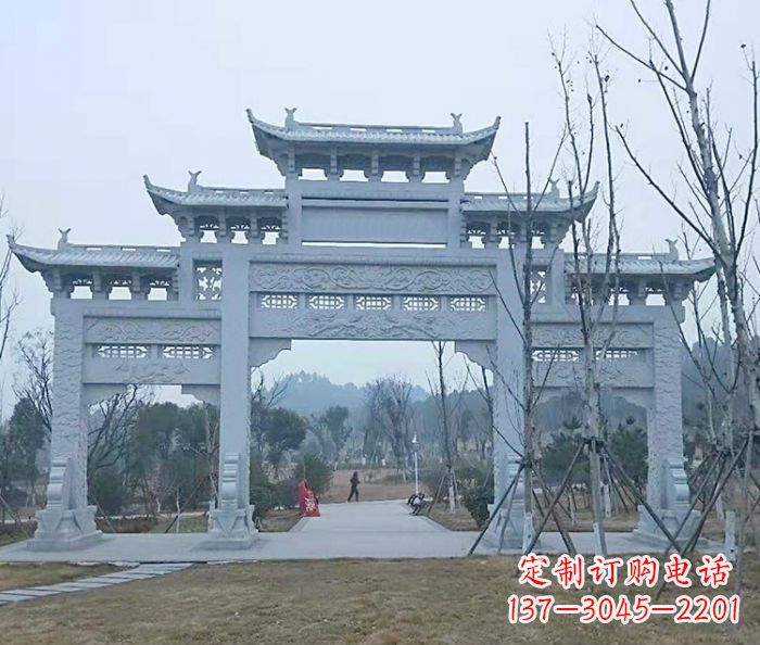 广州村口三门石雕牌楼古朴华丽