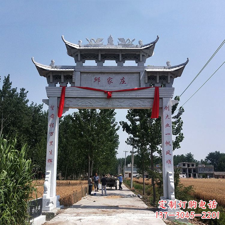 广州古村落中的石牌坊雕塑