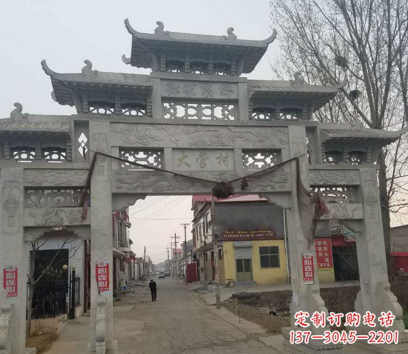 广州村庄三门石牌坊石雕传承古老文化