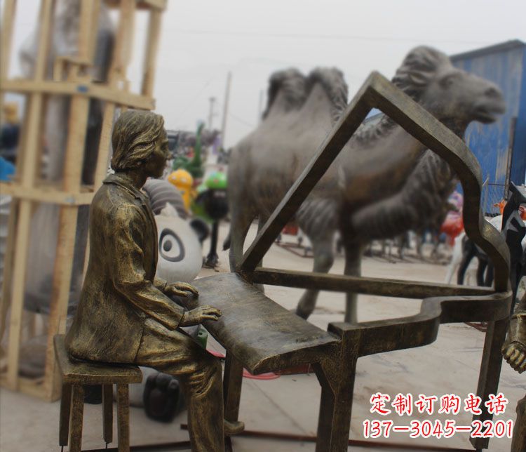 广州弹抽象钢琴的人物铜雕