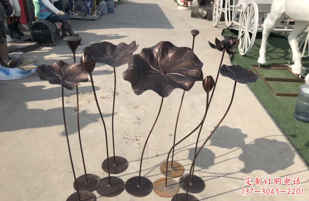 广州锻铜园林异彩纷呈的荷花雕塑