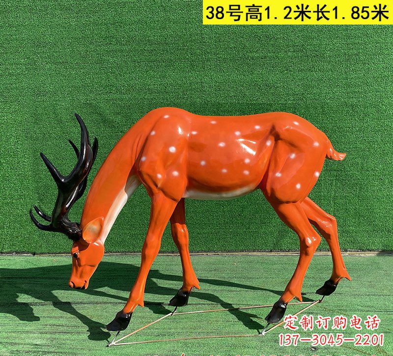 广州以玻璃钢精心制作的梅花鹿雕塑