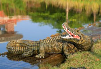 广州金钱鳄鱼雕塑改善湿地公园水景的绝佳装饰