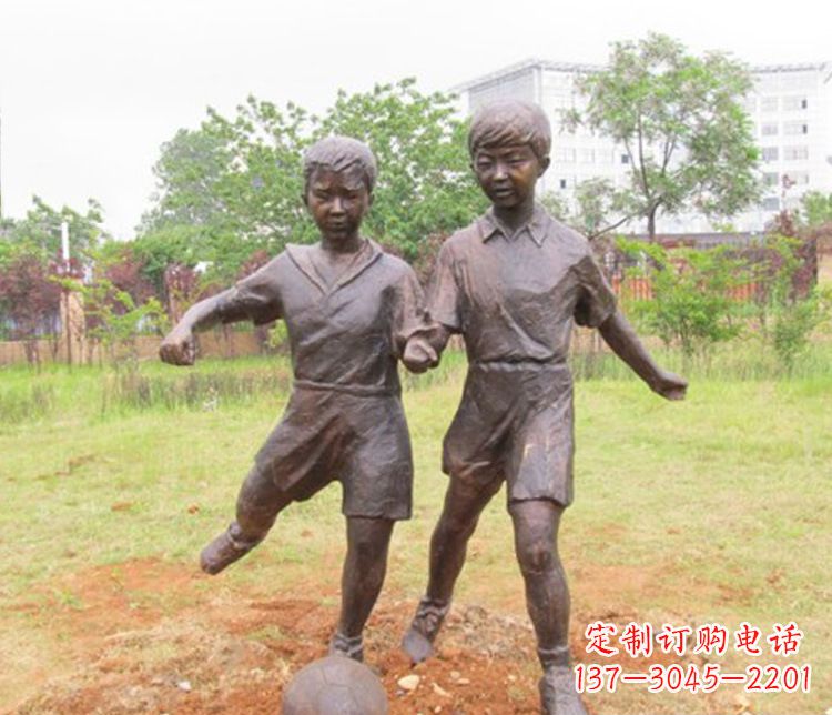广州公园踢足球儿童铜雕