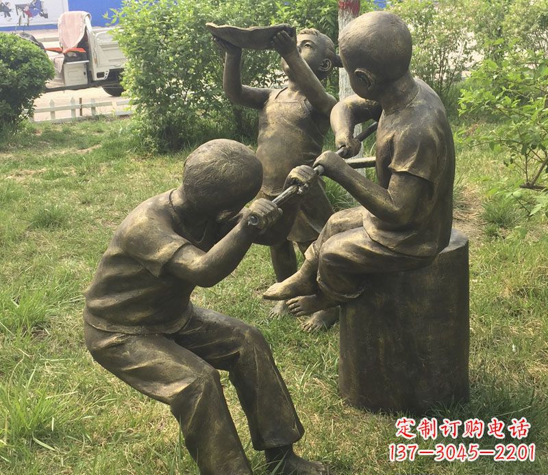 广州公园玩水的儿童铜雕