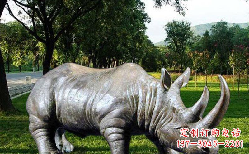 广州新题目犀牛玻璃钢雕塑——给公园增添独特美感