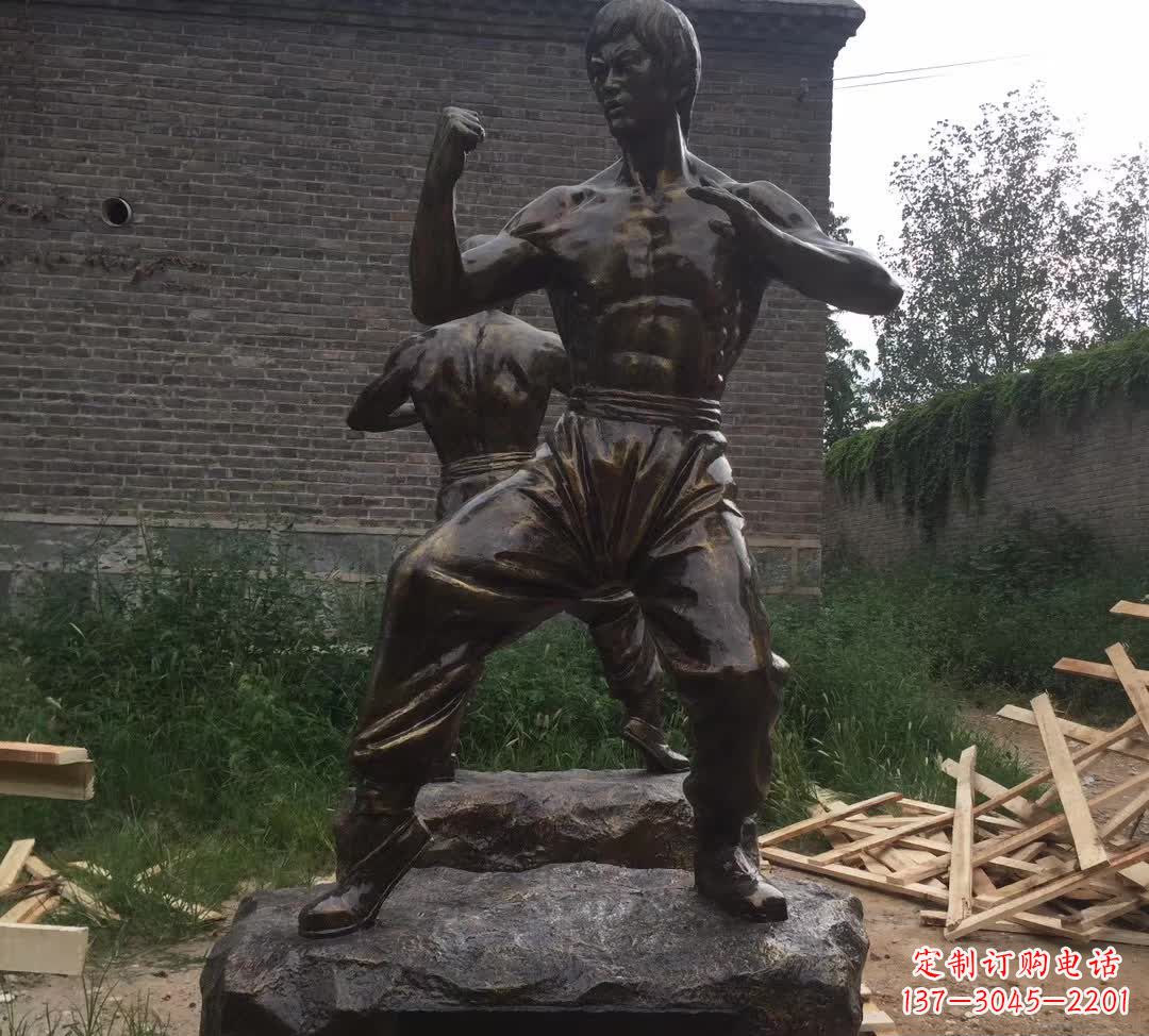 广州令人叹为观止的李小龙铜雕